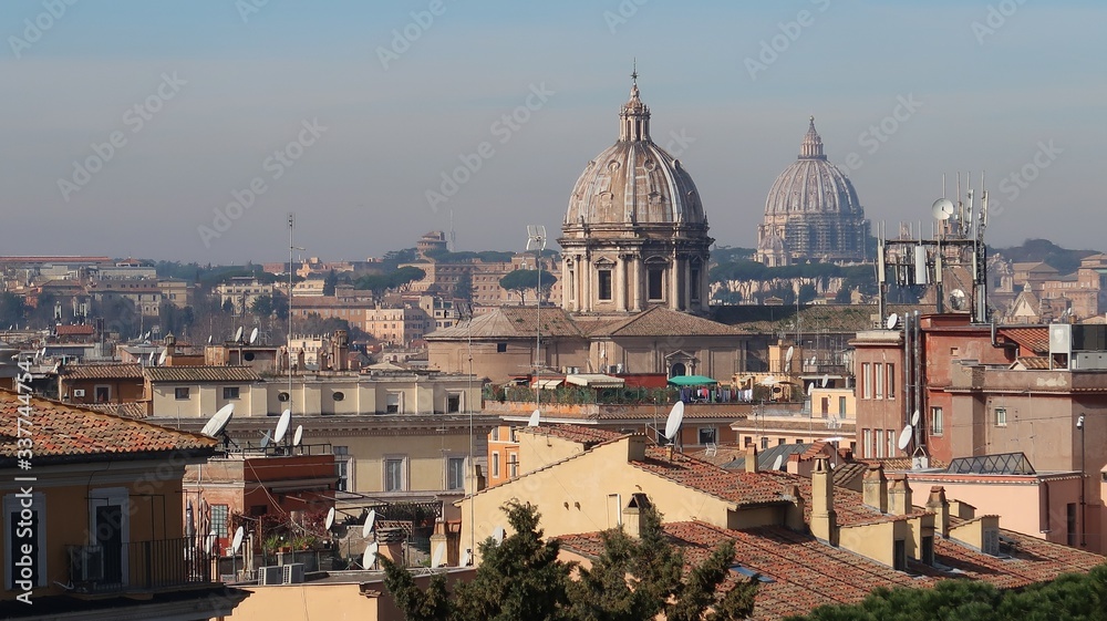 Vue panoramique sur les toits et des dômes d'églises de la ville de Rome (Italie)
