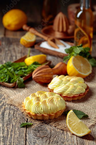 Tartlets with lemon cream and mint.