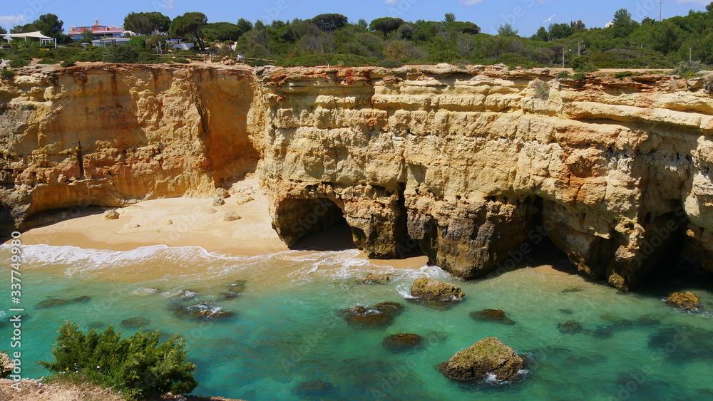 Algarve, Felswand, türkisfarbenes Wasser, Felsbogen