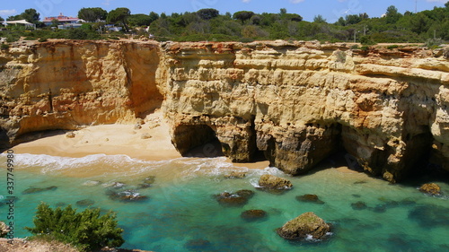 Algarve, Felswand, türkisfarbenes Wasser, Felsbogen