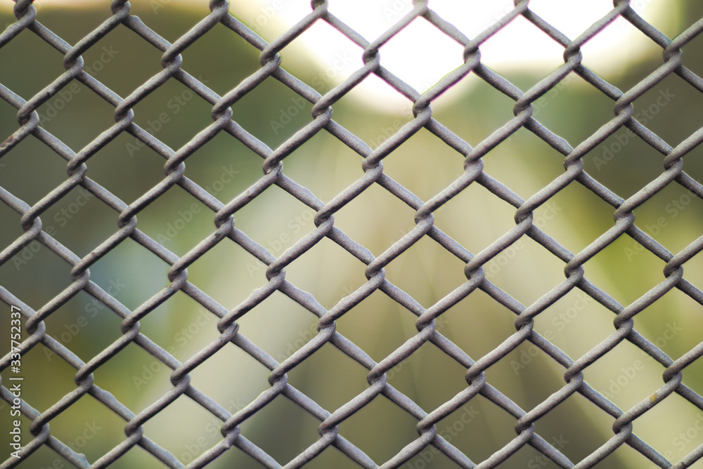Maschendrahtzaun - Absperrung Bahn mit grünem Hintergrund Maschendrahtzaun - Absperrung Bahn mit grünem Hintergrund