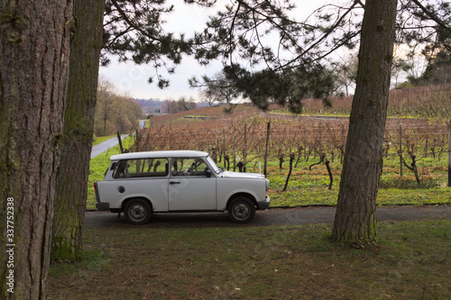 Retro Trabi Kombi vor Weinbergen am Lohrberg von Frankfurt 