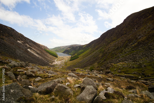 Irische Landschaft mit Fluss, Felsen und See 