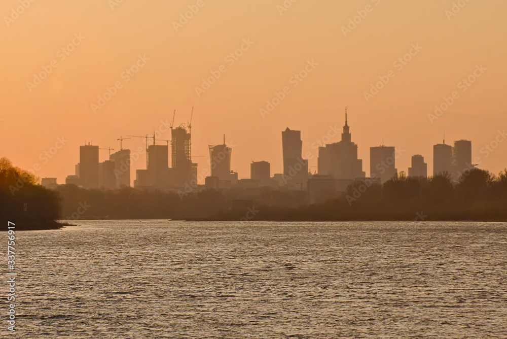 Cudowny zachód słońca w Warszawie nad Wisłą