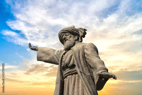 Konstfotografi statue of famous Mevlana Rumi, whirling dervish