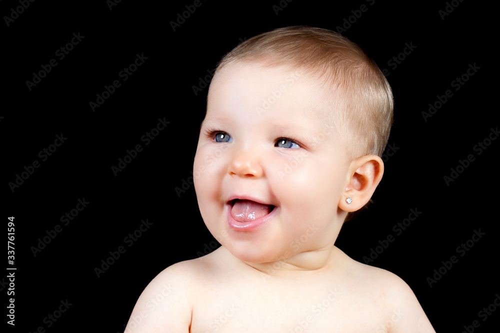 Retrato cara de Bebé sonriente en estudio con fondo negro Retrato cara de Bebé sonriente en estudio con fondo negro