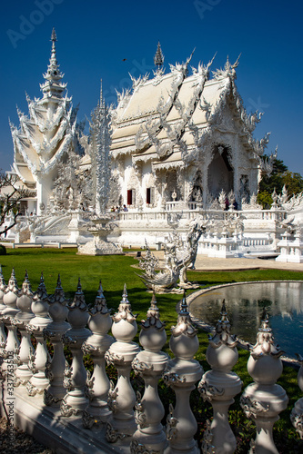 Foto A beautiful view of white temple at Chiang Rai, Thailand.