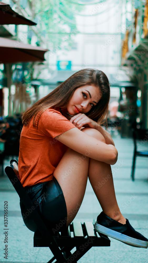 Fototapeta premium Jovem sentada