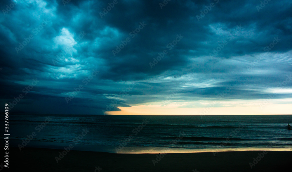 Obraz premium sunset over the sea