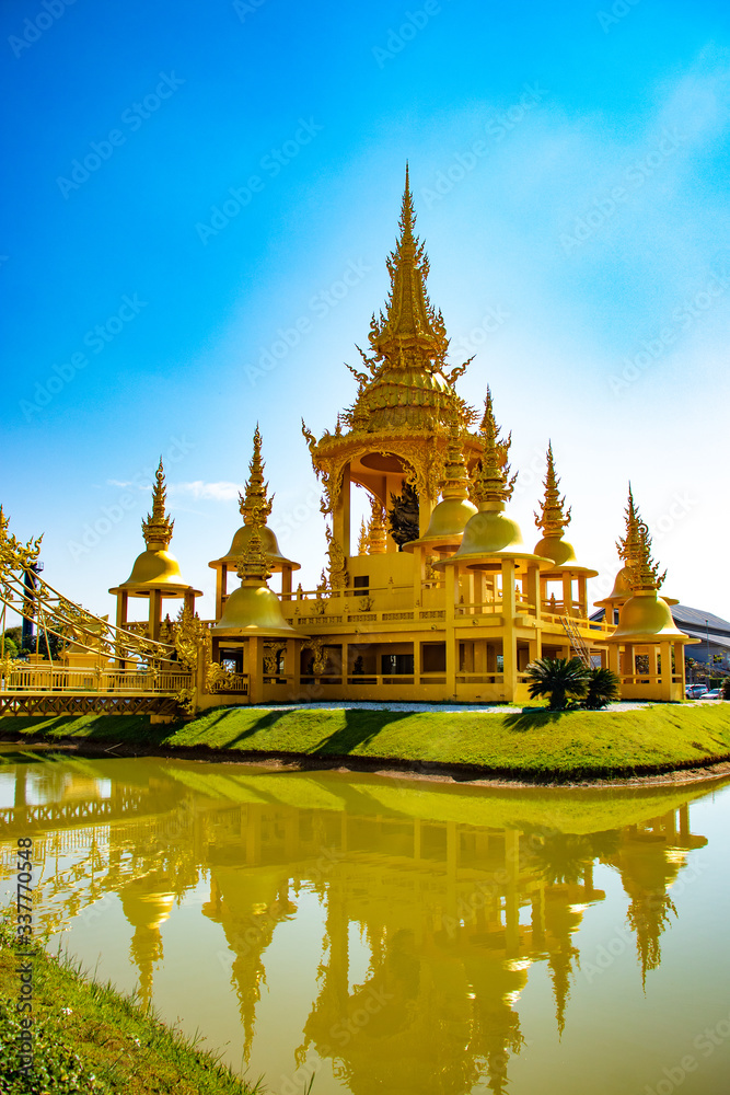 Obraz premium A beautiful view of white temple at Chiang Rai, Thailand.