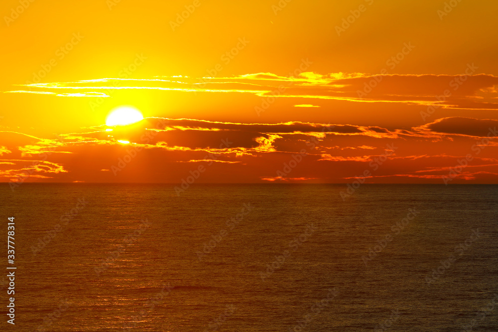 Magnifique coucher de soleil sur l’océan atlantique Magnifique coucher de soleil sur l’océan atlantique