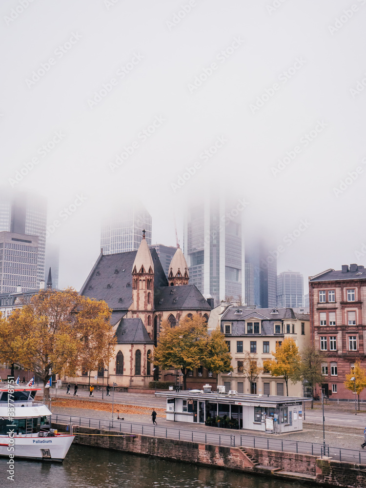 Obraz premium Frankfurt Skyline on a cloudy day