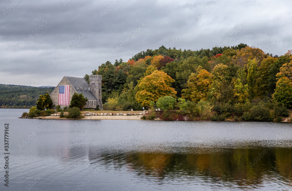 Fototapeta premium West Boylston Old Stone Church in Fall Season