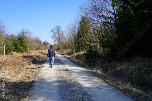 Ein Spaziergang im Hils bei Delligsen an einem sonnigen Tag im April