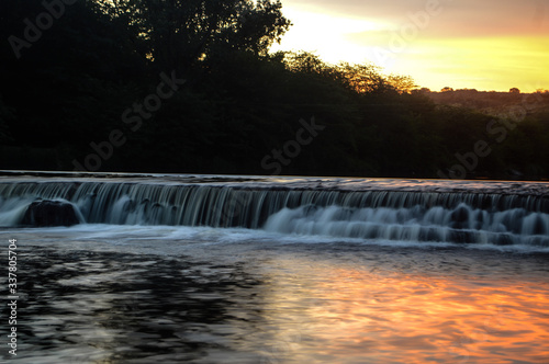 Atardecer de agua mansa