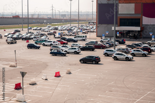 Obraz na płótnie ample parking for cars near the shopping center. people go to the shops. environmental issue of air pollution w salonie