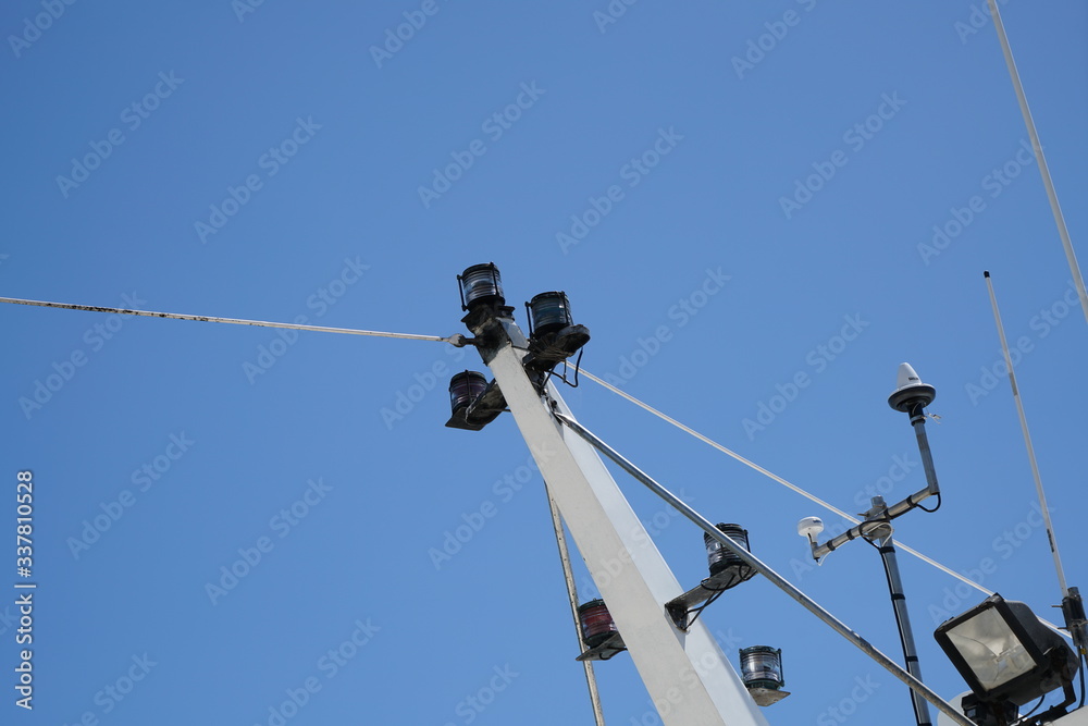 Position lights on the mast of a ship Position lights on the mast of a ship