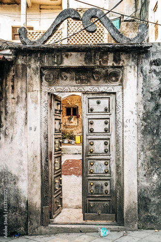 Porte ancienne de la médina de Badjanani aux comores photo