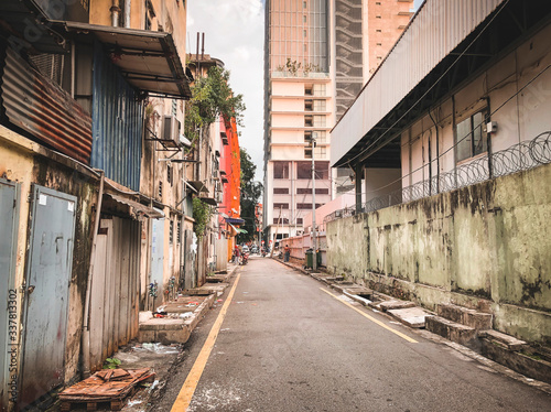Dreckige Gasse in Kuala Lumpur mit heruntergekommen Häusern und Müll © curtbauer