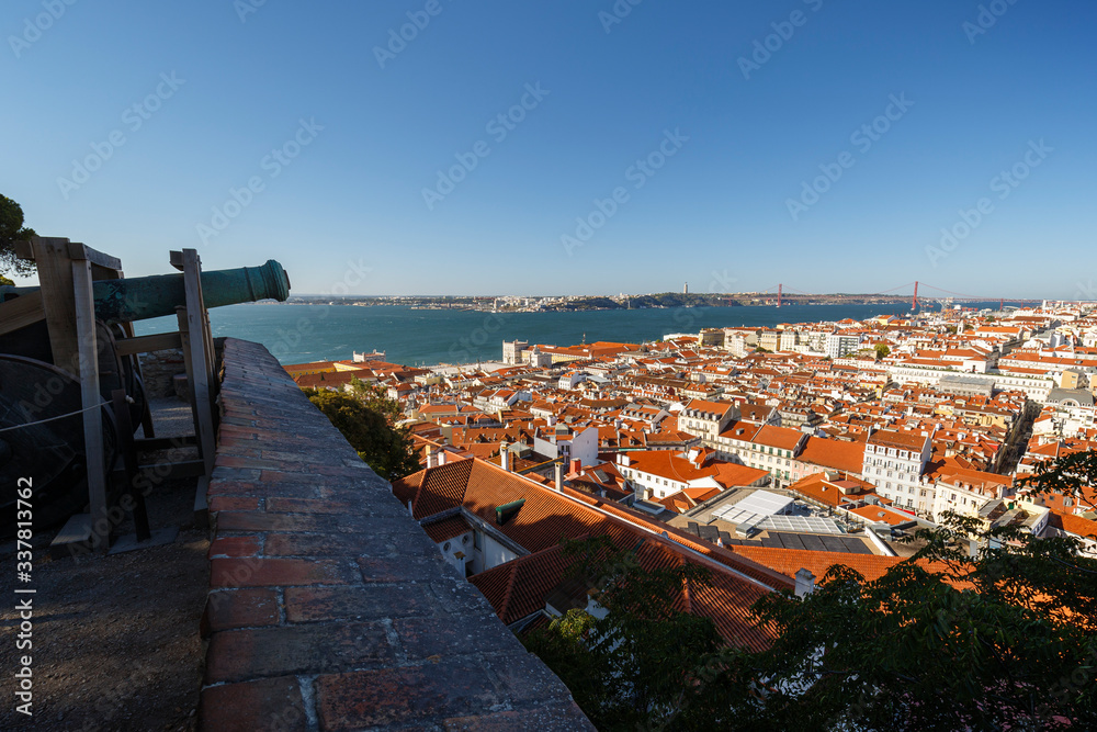 Φωτογραφία Old cannon at the Sao Jorge Castle's viewpoint and view of the historical Alfama and Baixa districts in downtown Lisbon, Portugal, Tagus River and beyond on a sunny day