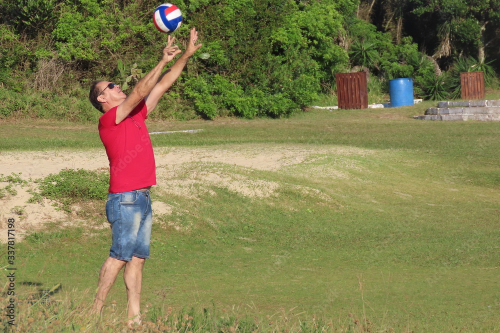 Obraz premium man playing volleyball