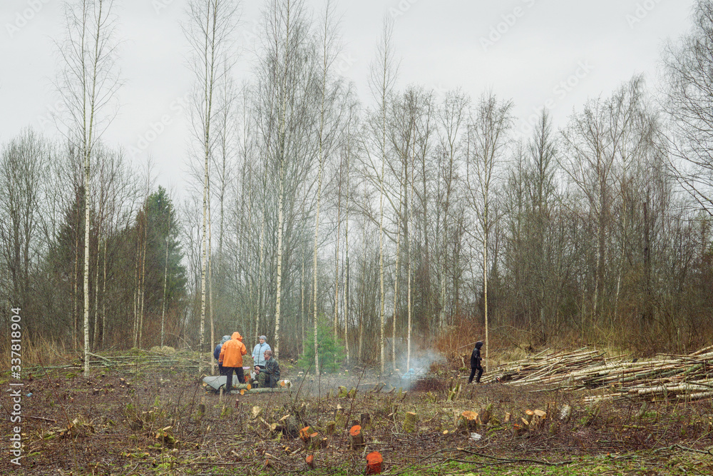 The family is busy cutting trees in order to build a small country house.
In the picture they have a lunch break.
The family is busy cutting trees in order to build a small country house.
In the picture they have a lunch break.