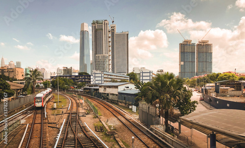 Blick   ber das Schienensystem der Metro in Kuala Lumpur  Malaysia    ffentlicher Nahverkehr in S  dostasien