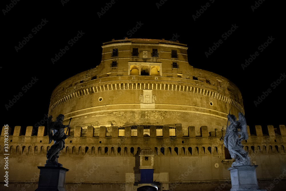 Vista frontal a castillo en la ciudad de roma iluminado de noche