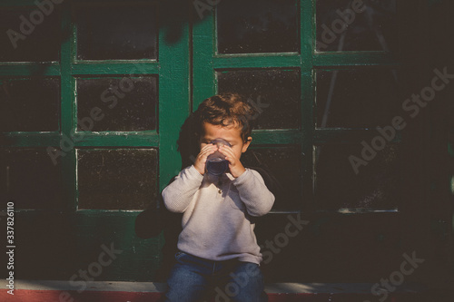 Ensaio fotográfico lifestyle de mãe e filho brincando de forma divertida usando tinta colorida, lembra bastante o que fazer em casa  nessa quarentena. photo