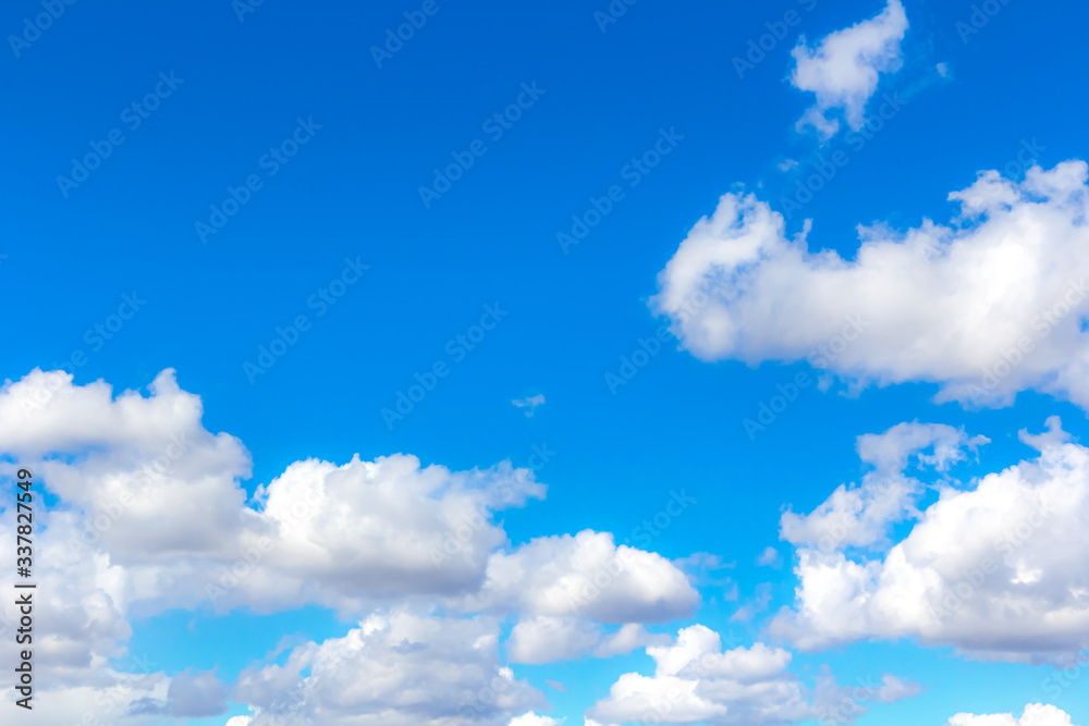 Ñlear Blue Sky Background with White Fluffy Clouds Ñlear Blue Sky Background with White Fluffy Clouds