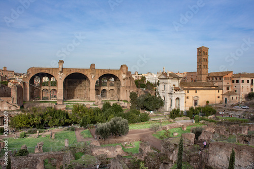 vista a vestigios de ciudad romana desde punto alto