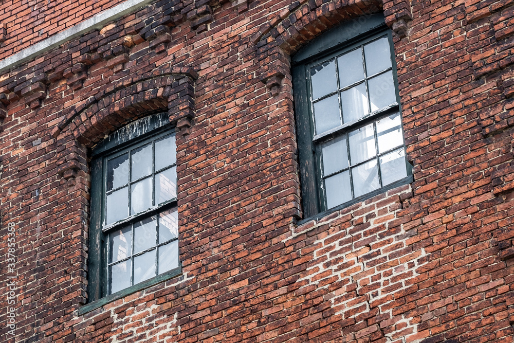 Obraz premium Brick wall on old factory with two windows