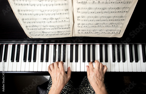 Mujer tocando piano, abuela tocando piano. Músico, artista. 