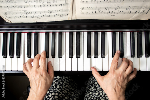 Mujer tocando piano, abuela tocando piano. Músico, artista.  photo