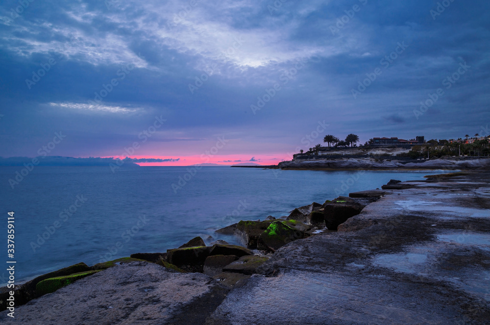 Naklejka premium Sunset at rocks