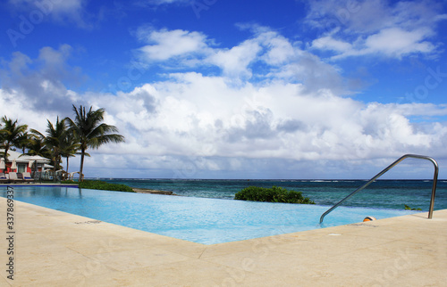Fototapeta Naklejka Na Ścianę i Meble -  infinity pool, on the edge of the caribbean sea, in the area of ​​punta cana in the dominican republic