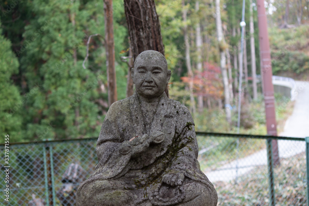 山の中の弘法大師（鑑真）の石像　日本の仏教の立役者