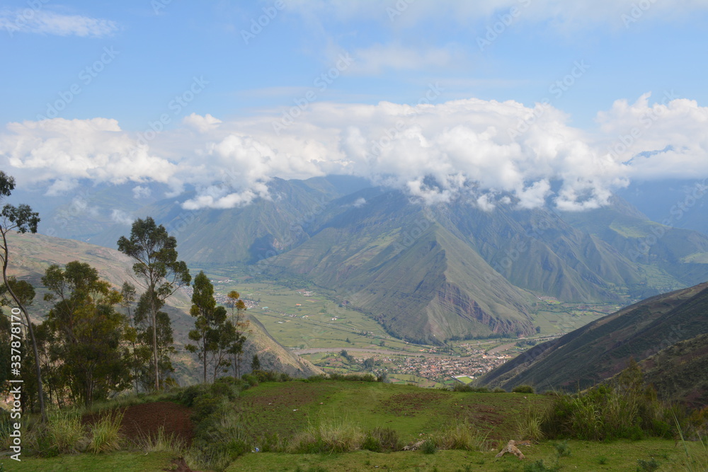 Obraz premium Paisaje entre nubes