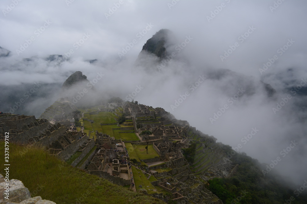 Fototapeta premium Machu Pichu entre nubes