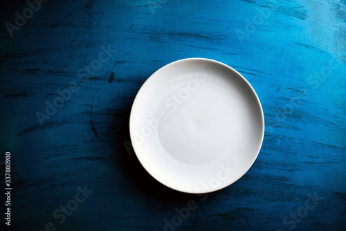 Posty biały talerz na niebieskim tle
