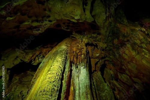 秋芳洞内で見た黄金柱上部の不気味な情景＠山口