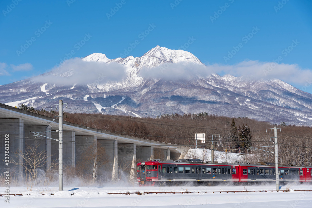 妙高山と電車