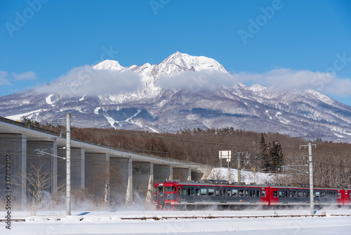 Obraz na płótnie 妙高山と電車 w salonie