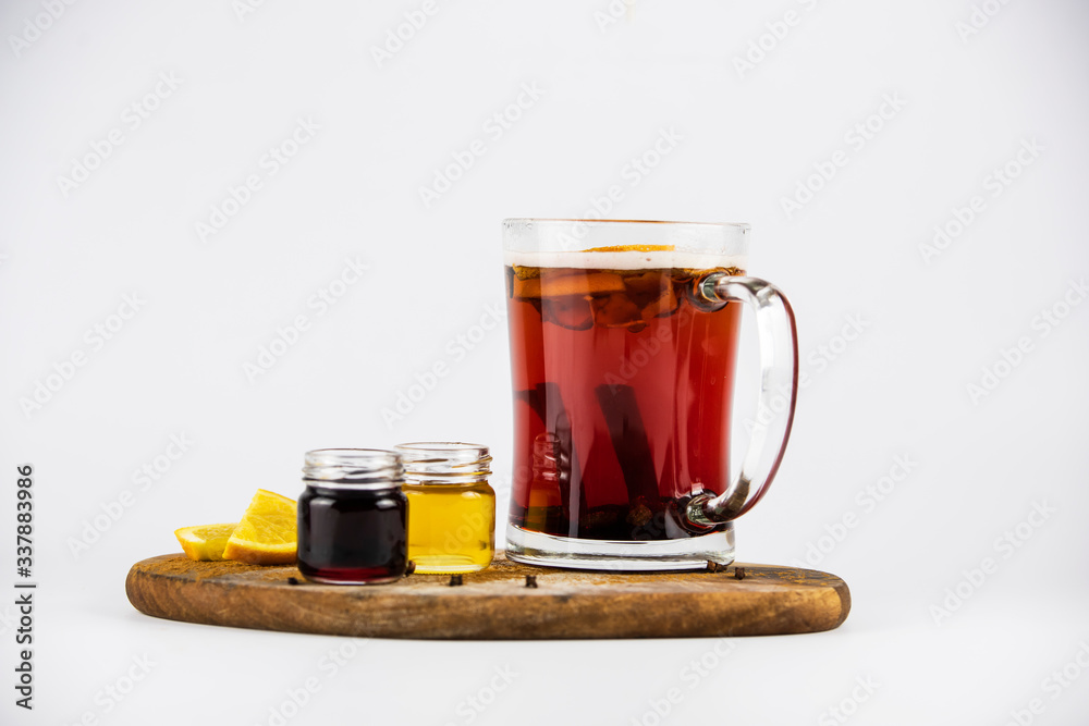 Herbata zimowa z dodatkiem miodu, cynamonu, pomarańczy - obrazy, fototapety, plakaty 