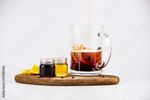 Herbata zimowa z dodatkiem miodu, cynamonu, pomarańczy