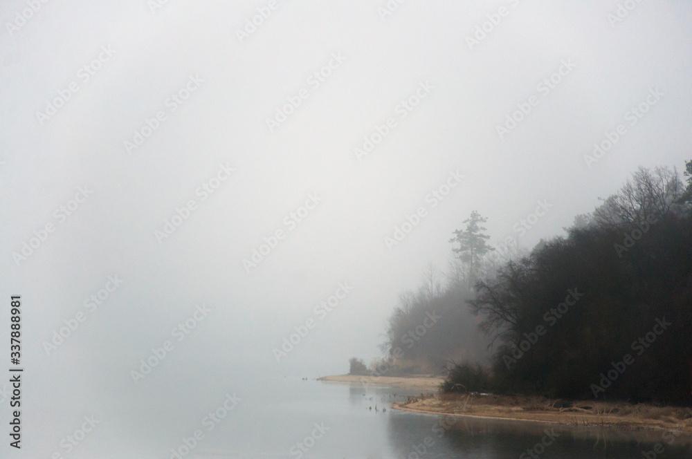 Fototapeta premium Mgłą nad jeziorem