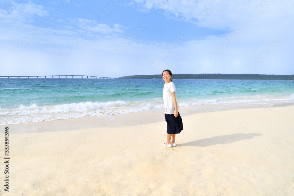 ビーチで笑う女の子(沖縄　宮古島　与那覇前浜)