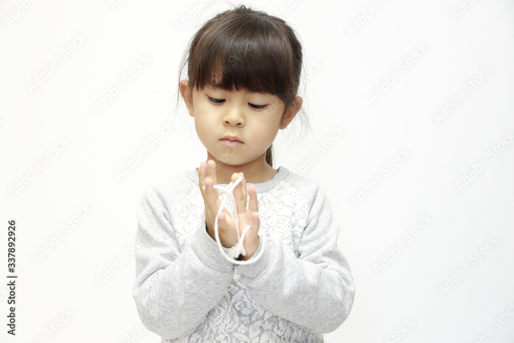 あやとりをする幼児(5歳児) (白バック) あやとりをする幼児(5歳児) (白バック)