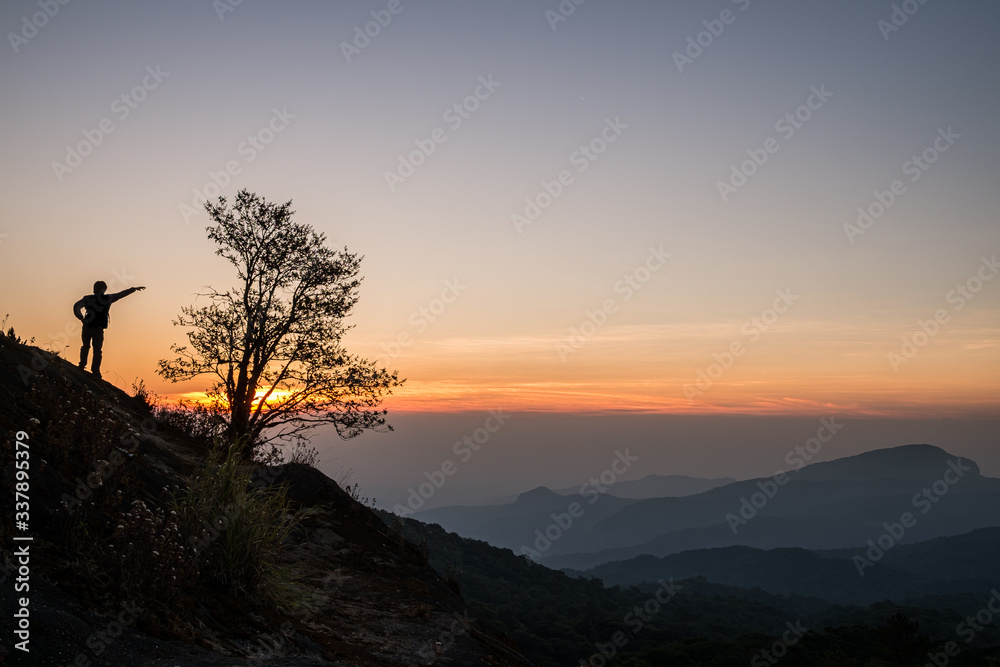 Obraz premium Twilight and morning sun at a viewpoint in the mountains of northern Thailand on a new day