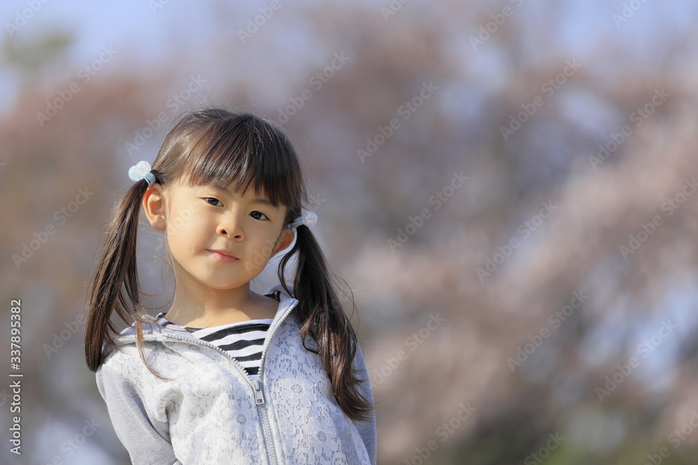 幼児(5歳児)と桜 幼児(5歳児)と桜